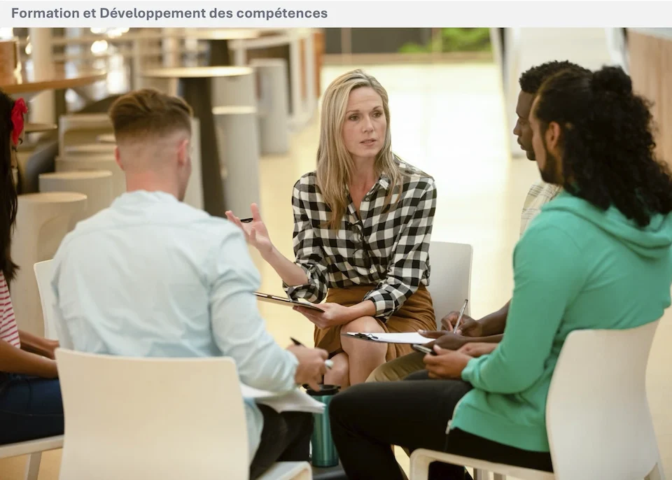 Participants qui échangent autour d’un exercice, avec un support de travail. Le formateur accompagne leur réflexion.