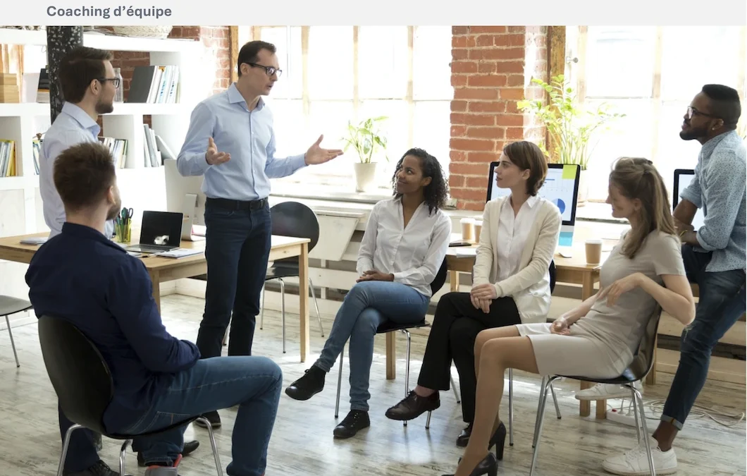 Des professionnels échangent autour d’un support commun lors d’une séance de travail en équipe.