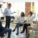 Des professionnels échangent autour d’un support commun lors d’une séance de travail en équipe.