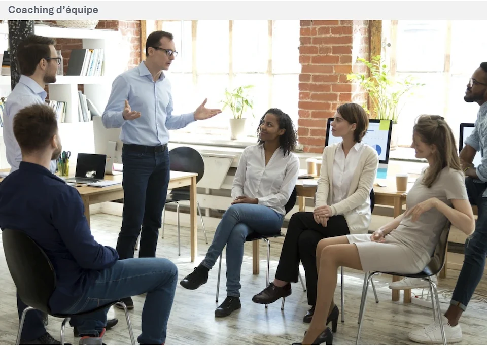Des professionnels échangent autour d’un support commun lors d’une séance de travail en équipe.
