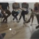 Un groupe de personnes réunies en cercle, avec des connexions graphiques évoquant les interactions collectives au cœur d’une transformation.