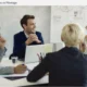 Plusieurs professionnels échangent autour d’un schéma d’organisation et de documents de travail.