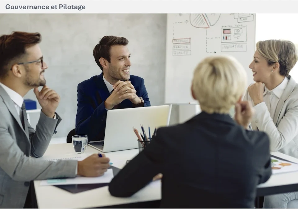 Plusieurs professionnels échangent autour d’un schéma d’organisation et de documents de travail.