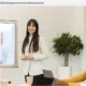 Une collaboratrice présente une proposition sur un tableau à un manager qui l’écoute.