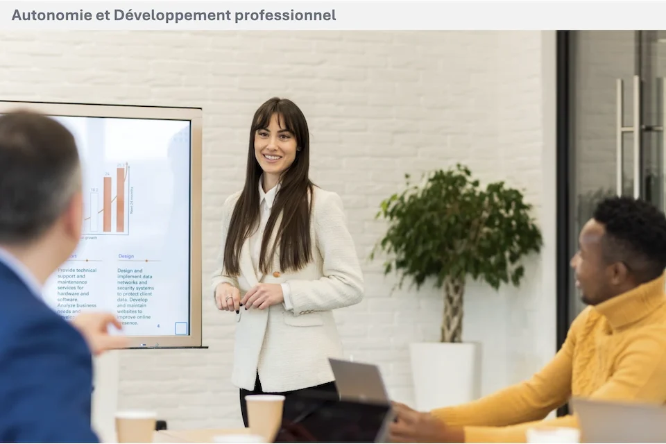 Une collaboratrice présente une proposition sur un tableau à un manager qui l’écoute.