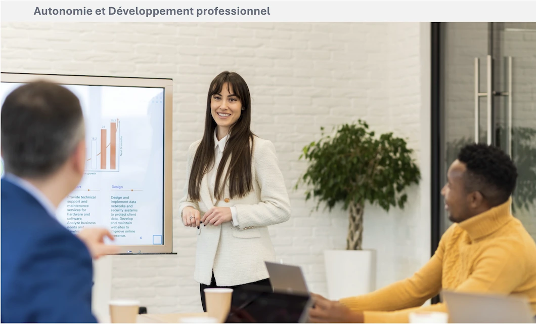 Une collaboratrice présente une proposition sur un tableau à un manager qui l’écoute.